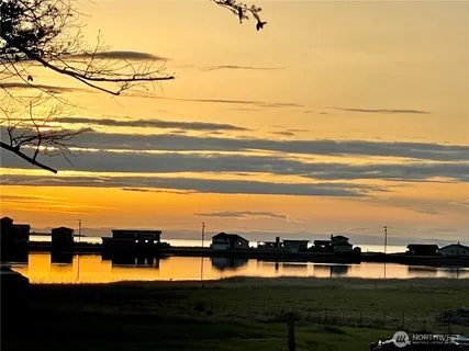 $1,295,000 | 2585 West Beach Road, Oak Harbor, WA 98277