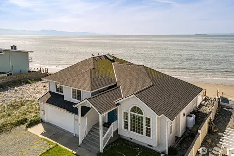 $1,295,000 | 2585 West Beach Road, Oak Harbor, WA 98277