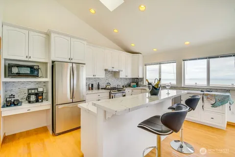 $1,295,000 | 2585 West Beach Road, Oak Harbor, WA 98277