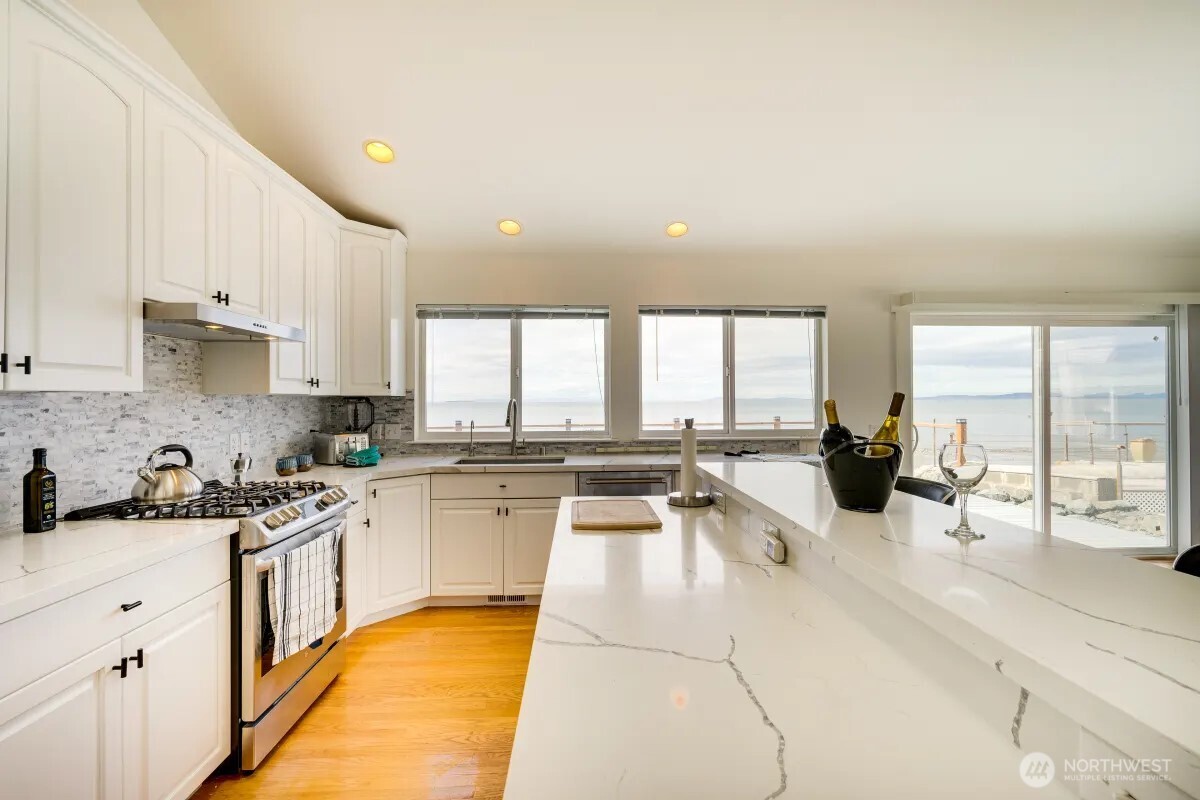 2585 West Beach Road Oak Harbor, WA 98277 - Photo 10 of 36