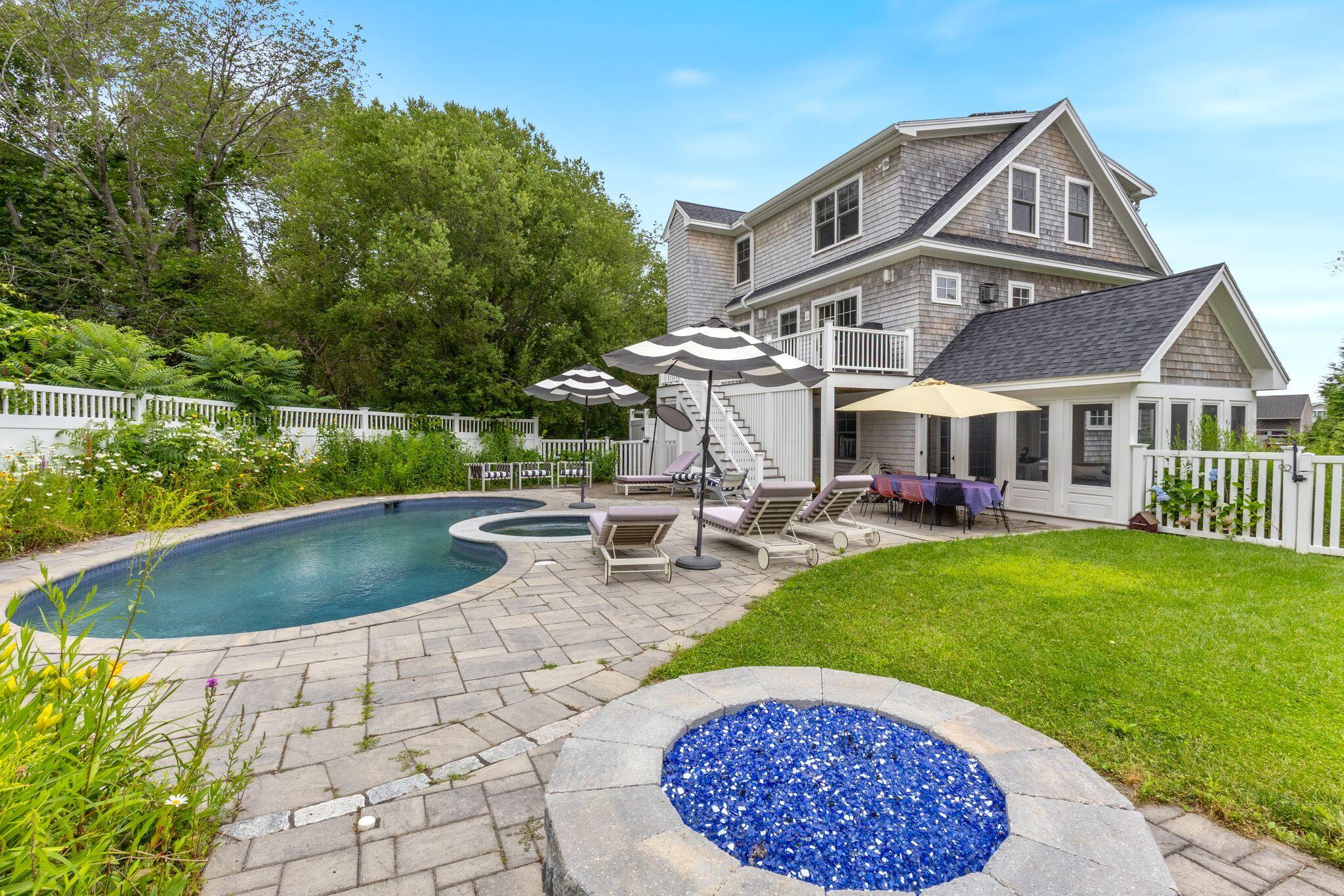 17 Intervale Road York, ME 03902 - Photo 1 of 50 deliverables_LfOXLEP4zVIBpb51Z4kO_17_Int