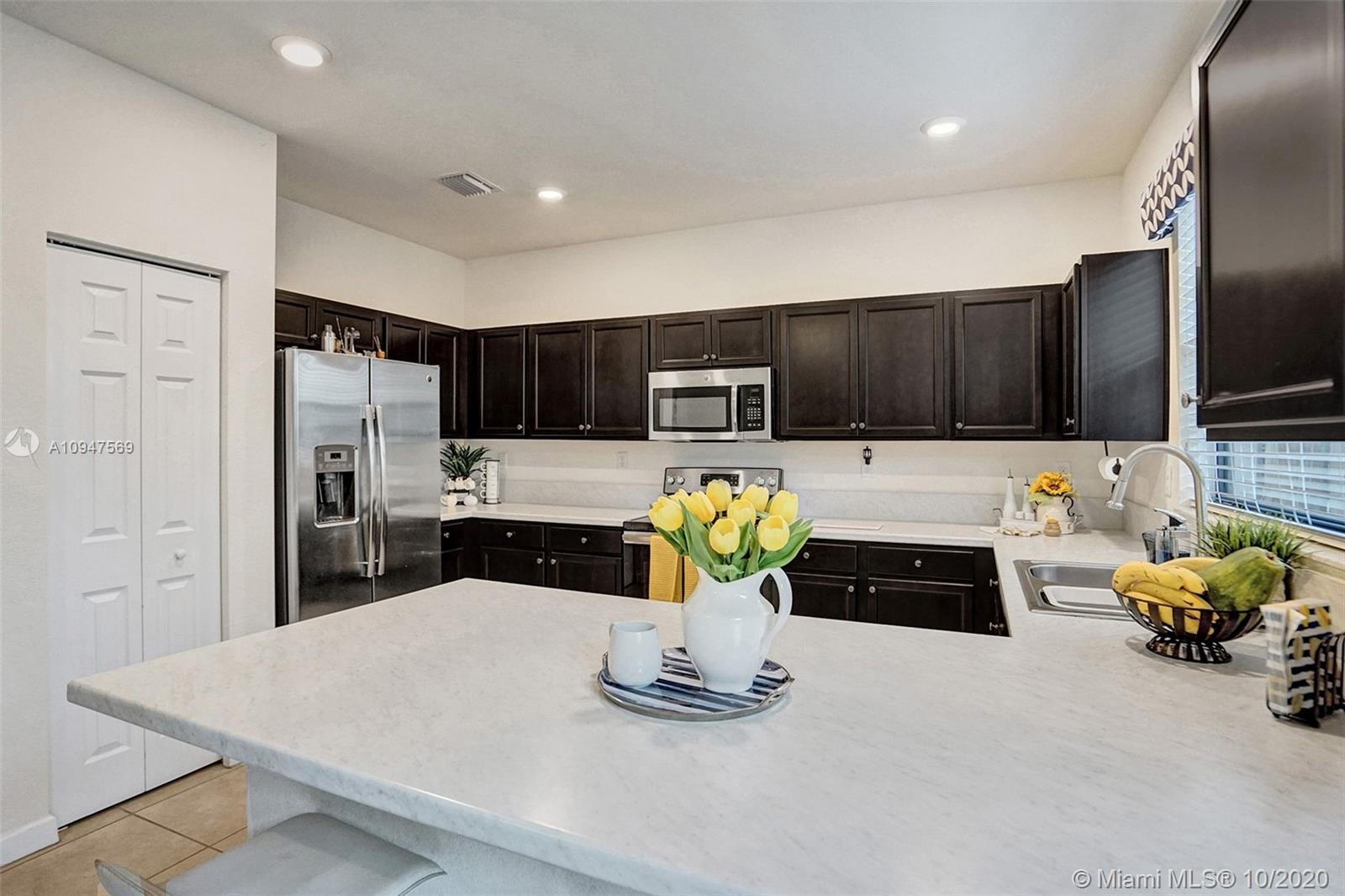 11477 Southwest 252nd Terrace Homestead, FL 33032 - Photo 12 of 31 Gallery Image 12