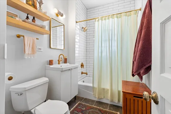 $399,000 | 1056 North Leavitt Street, Unit 2R, Chicago, IL 60622