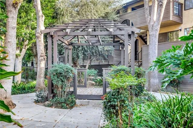 $465,000 | 7308 Corbin Avenue, Unit G, Reseda, CA 91335