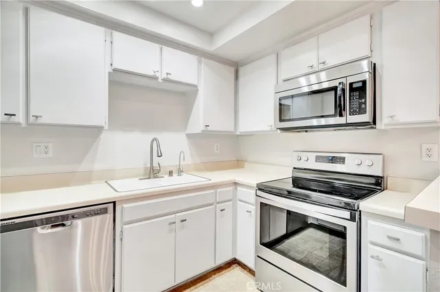 $465,000 | 7308 Corbin Avenue, Unit G, Reseda, CA 91335