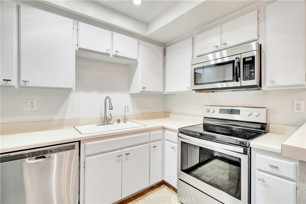 7308 Corbin Avenue, Unit G Reseda, CA 91335 - Photo 5 of 24