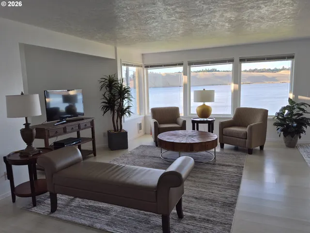 $525,000 | 1040 Bay Street, Unit 14, Florence, OR 97439