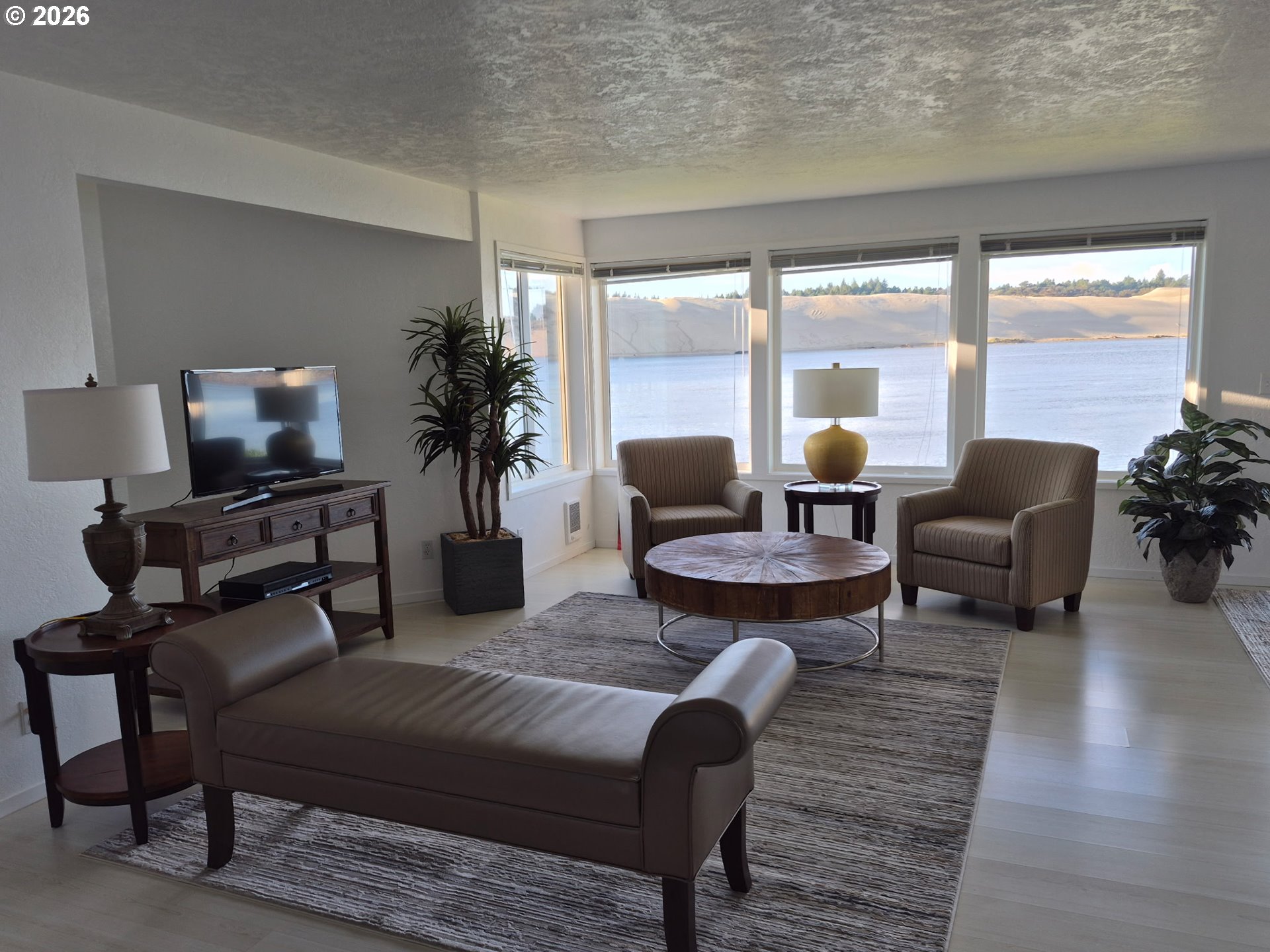 1040 Bay Street Florence, OR 97439 - Photo 11 of 36 Living Room