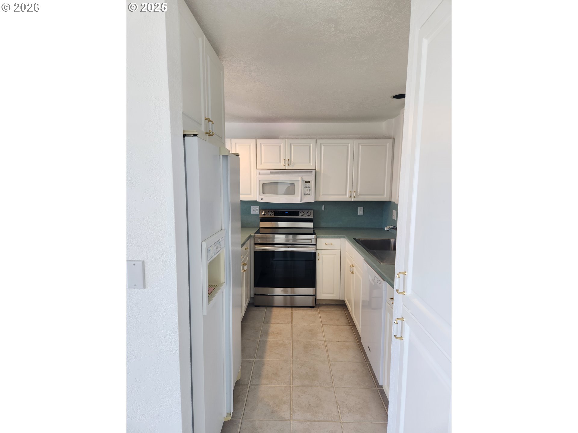 1040 Bay Street Florence, OR 97439 - Photo 15 of 36 Kitchen