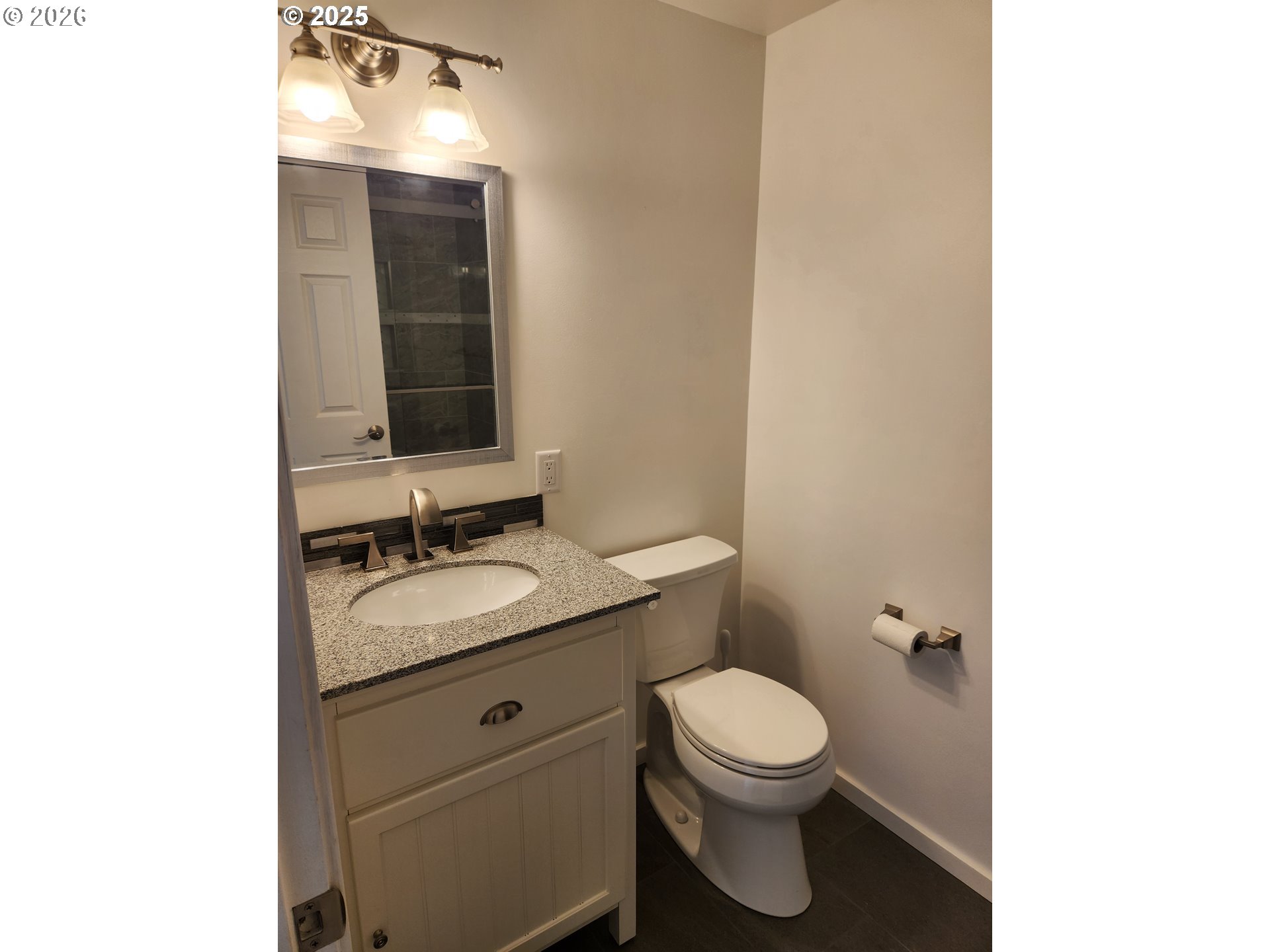 1040 Bay Street Florence, OR 97439 - Photo 25 of 36 Bathroom