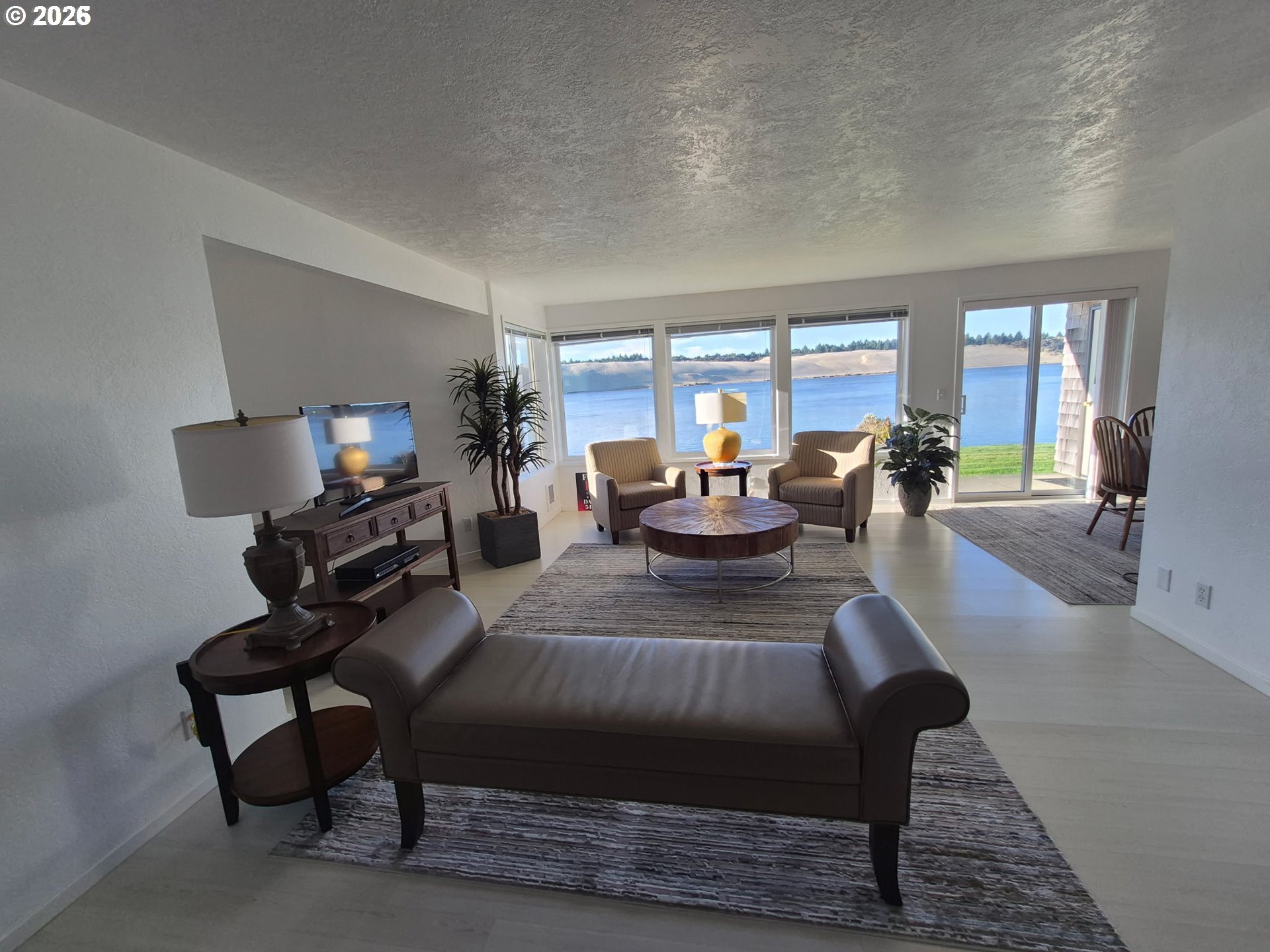 1040 Bay Street Florence, OR 97439 - Photo 10 of 36 Living Room