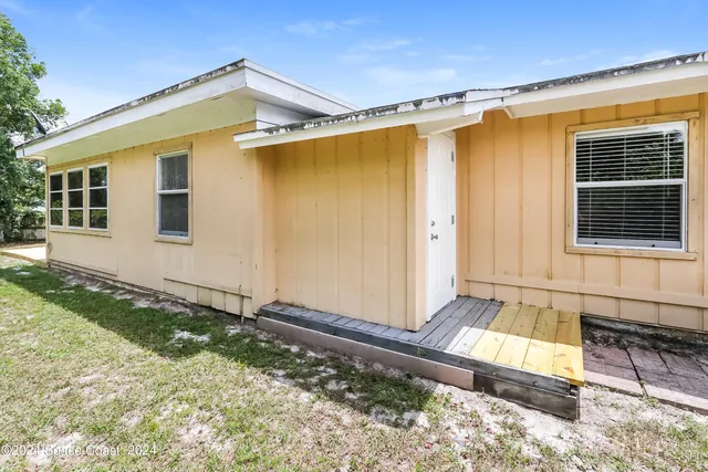 a view of a house with backyard