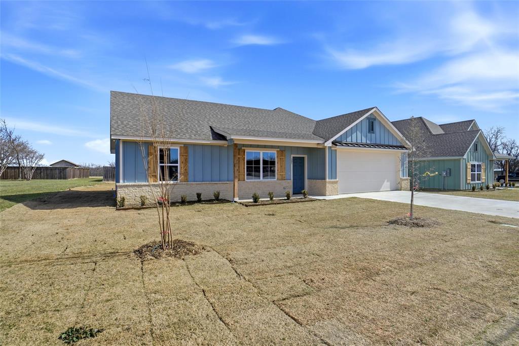 307 Railroad Avenue Sanger, TX 76266 - Photo 2 of 25