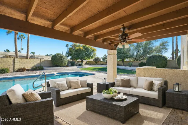 a view of a backyard