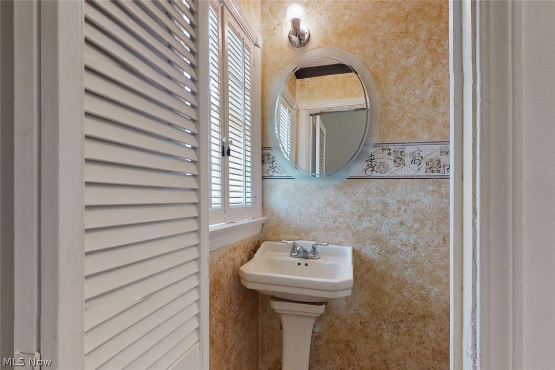 1038 Argonne Road Cleveland, OH 44121 - Photo 14 of 25 Gallery Image 14