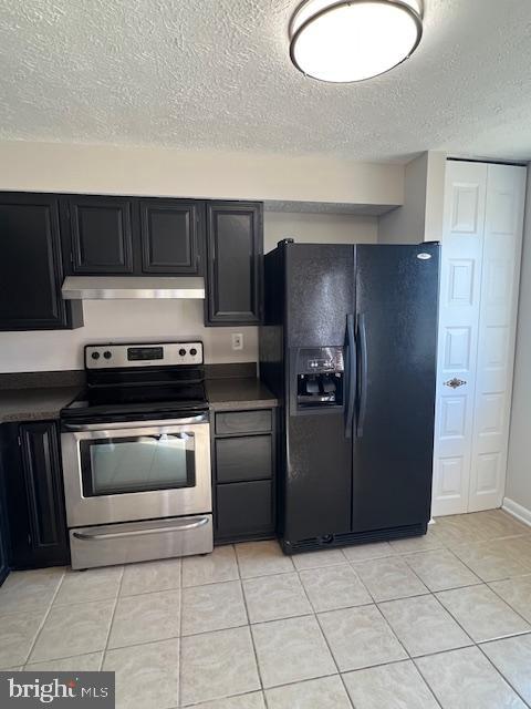 6627 Haydown Court Frederick, MD 21703 - Photo 3 of 30 a kitchen with a refrigerator and a stove