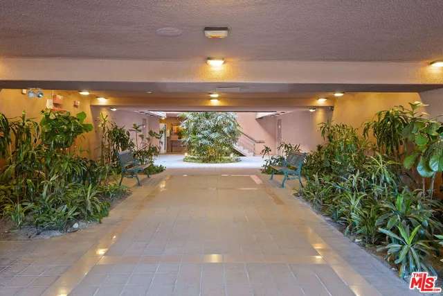 $1,098,000 | 4310 Cahuenga Boulevard, Unit 203, Toluca Lake, CA 91602