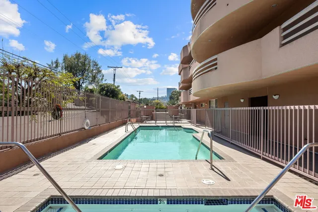 $1,098,000 | 4310 Cahuenga Boulevard, Unit 203, Toluca Lake, CA 91602
