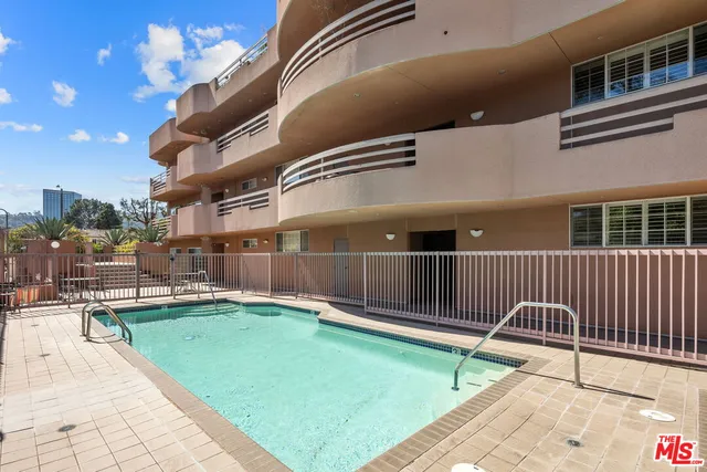 $1,098,000 | 4310 Cahuenga Boulevard, Unit 203, Toluca Lake, CA 91602