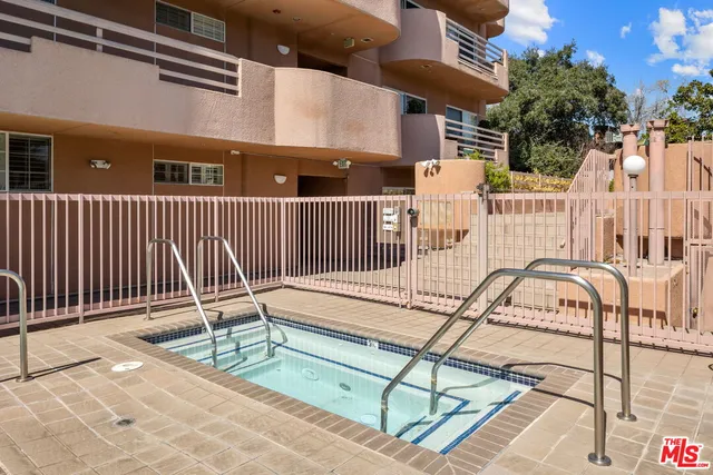 $1,098,000 | 4310 Cahuenga Boulevard, Unit 203, Toluca Lake, CA 91602