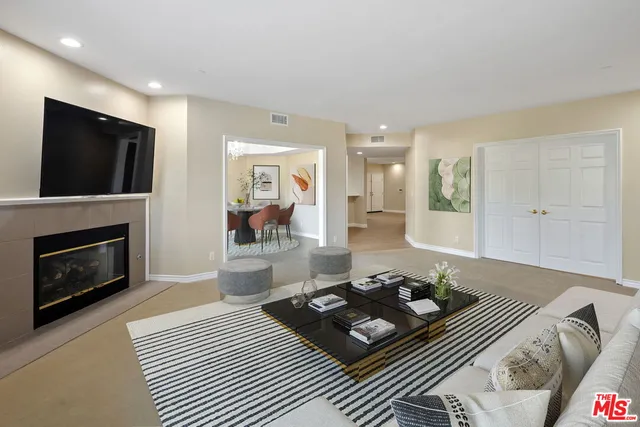 $1,098,000 | 4310 Cahuenga Boulevard, Unit 203, Toluca Lake, CA 91602