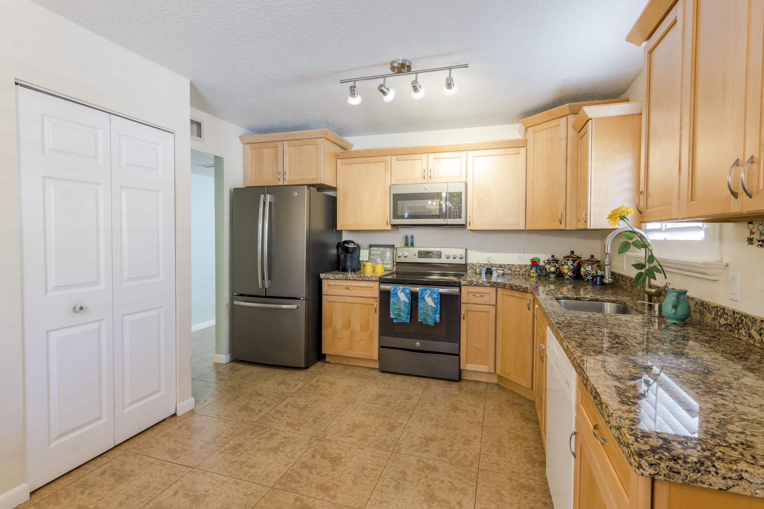 56 Maplecrest Circle Jupiter, FL 33458 - Photo 7 of 33 _IMG1240
