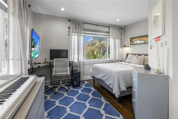 a view of entryway in a house