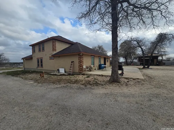 a view of a house with a back yard