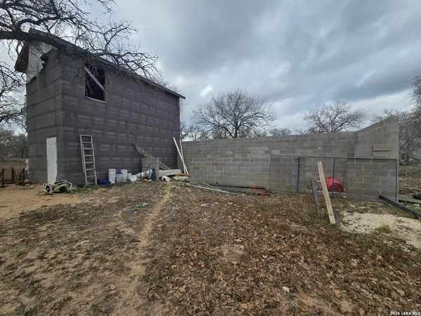 a view of a backyard