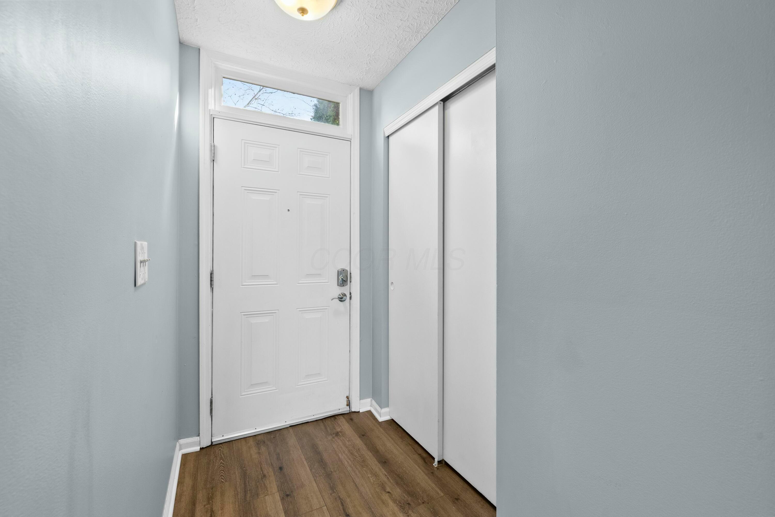 6908 Avery Road Dublin, OH 43017 - Photo 4 of 34 Entrance