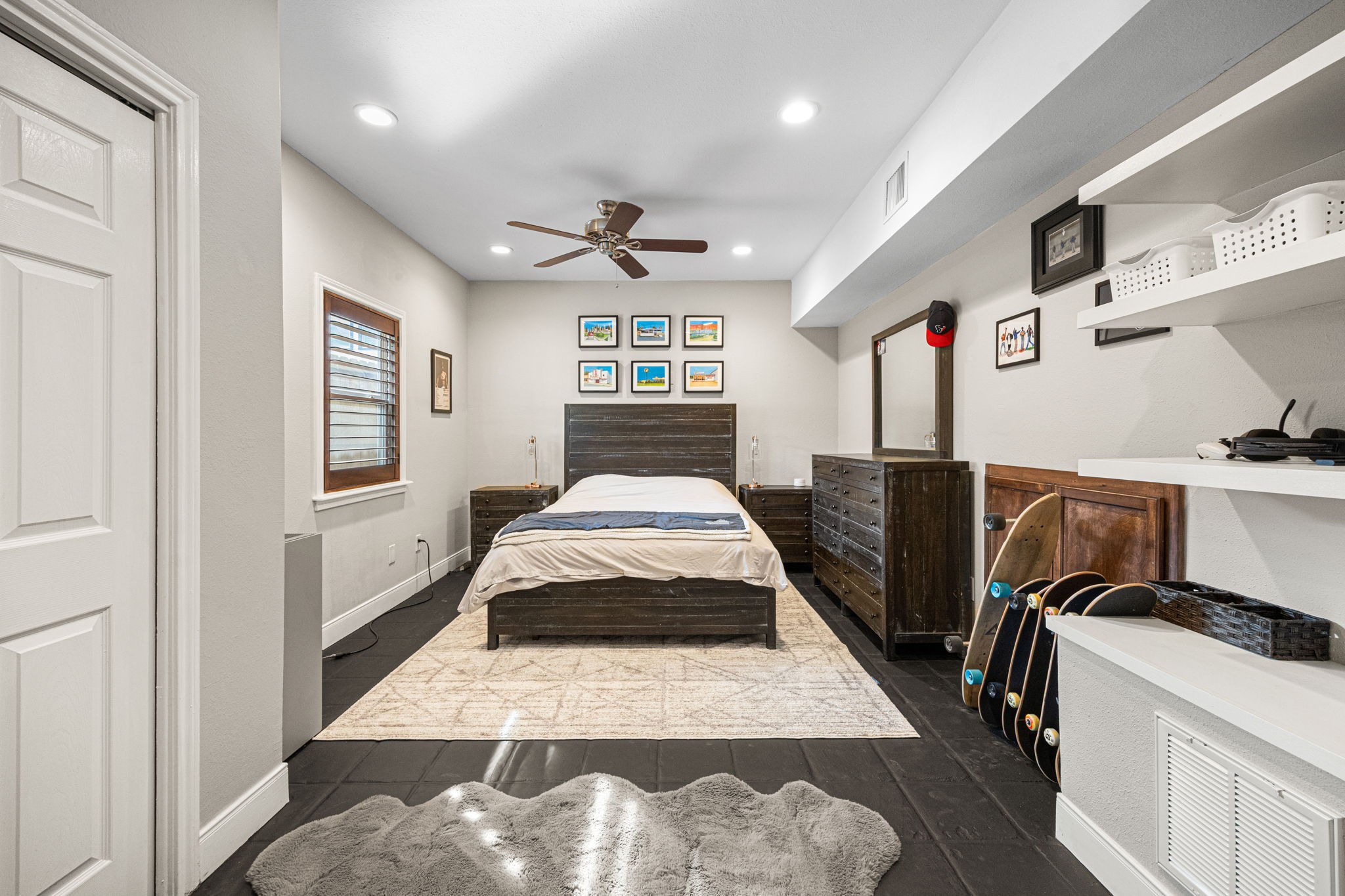 202 East 7th Street Houston, TX 77007 - Photo 11 of 27 Generously sized bedroom with recessed lighting, ceiling fan, and flexible layout suitable for guests, hobbies, or a media room.