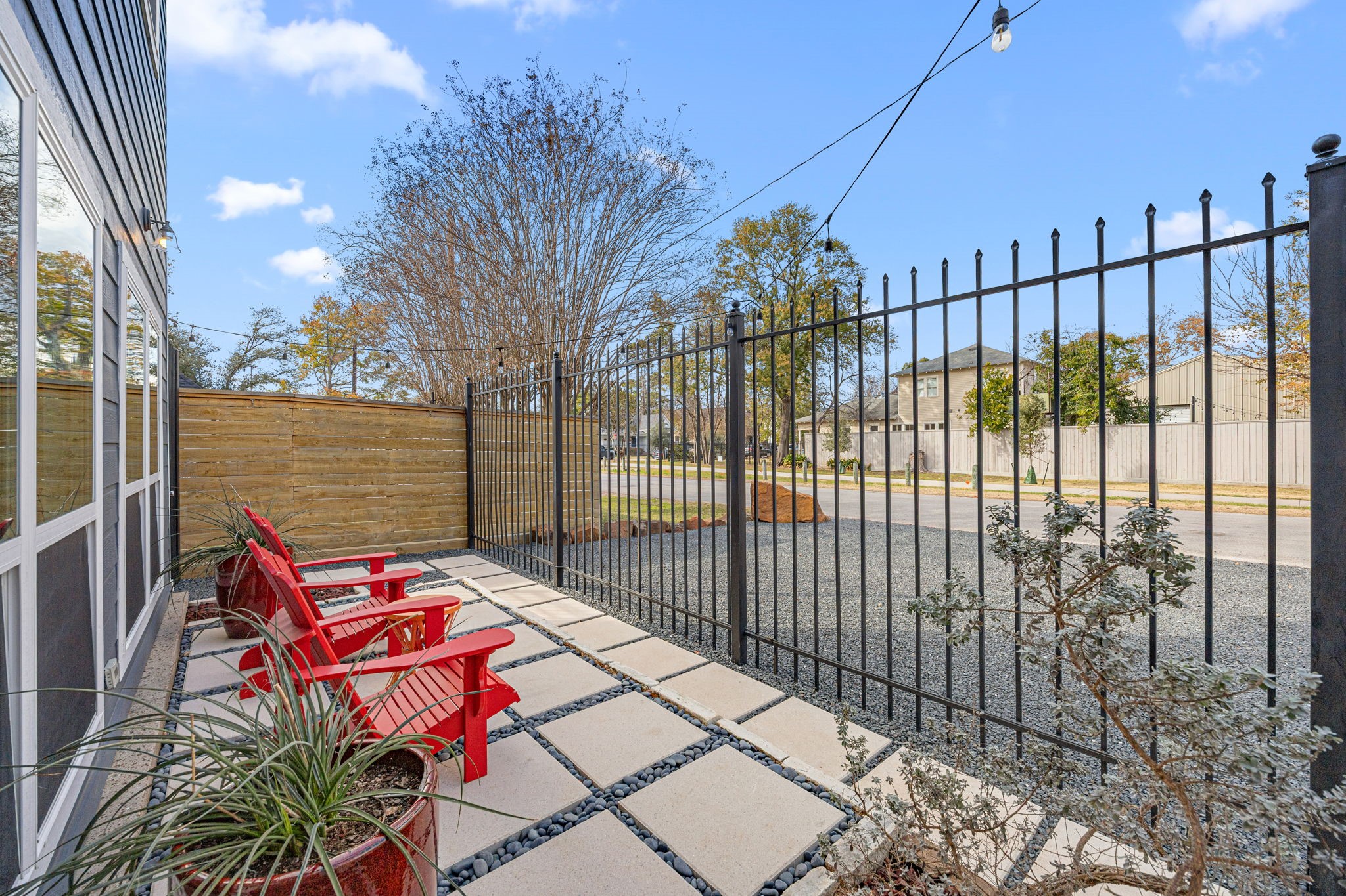 202 East 7th Street Houston, TX 77007 - Photo 24 of 27 Gated front outdoor space with custom hardscaping, wrought-iron fencing, and gravel drive offering added security and charm.