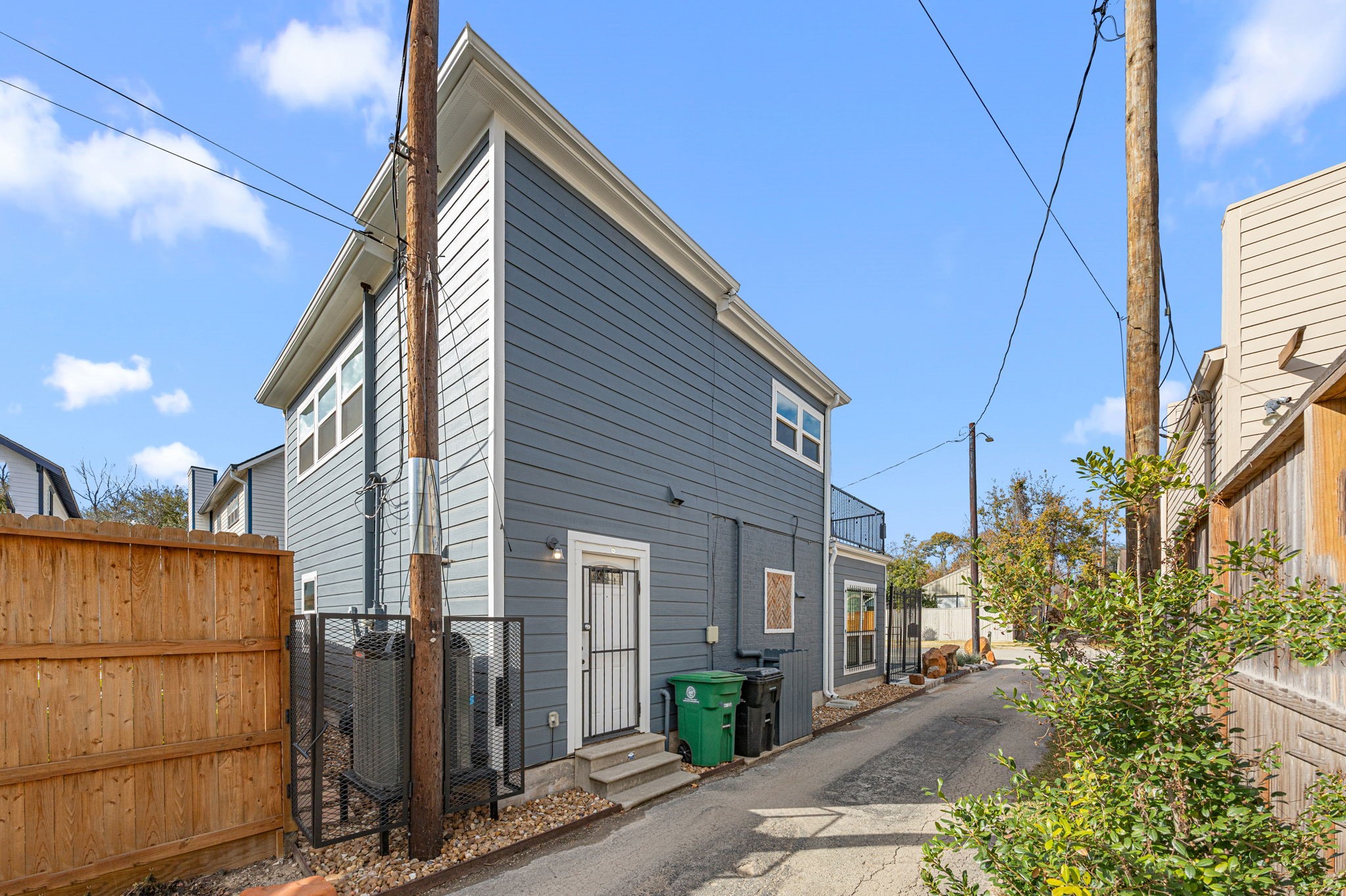 202 East 7th Street Houston, TX 77007 - Photo 26 of 27 Private side alley access with secured utility area, and low-maintenance landscaping.