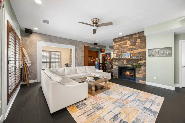 $5,000 | 202 East 7th Street, Houston, TX 77007