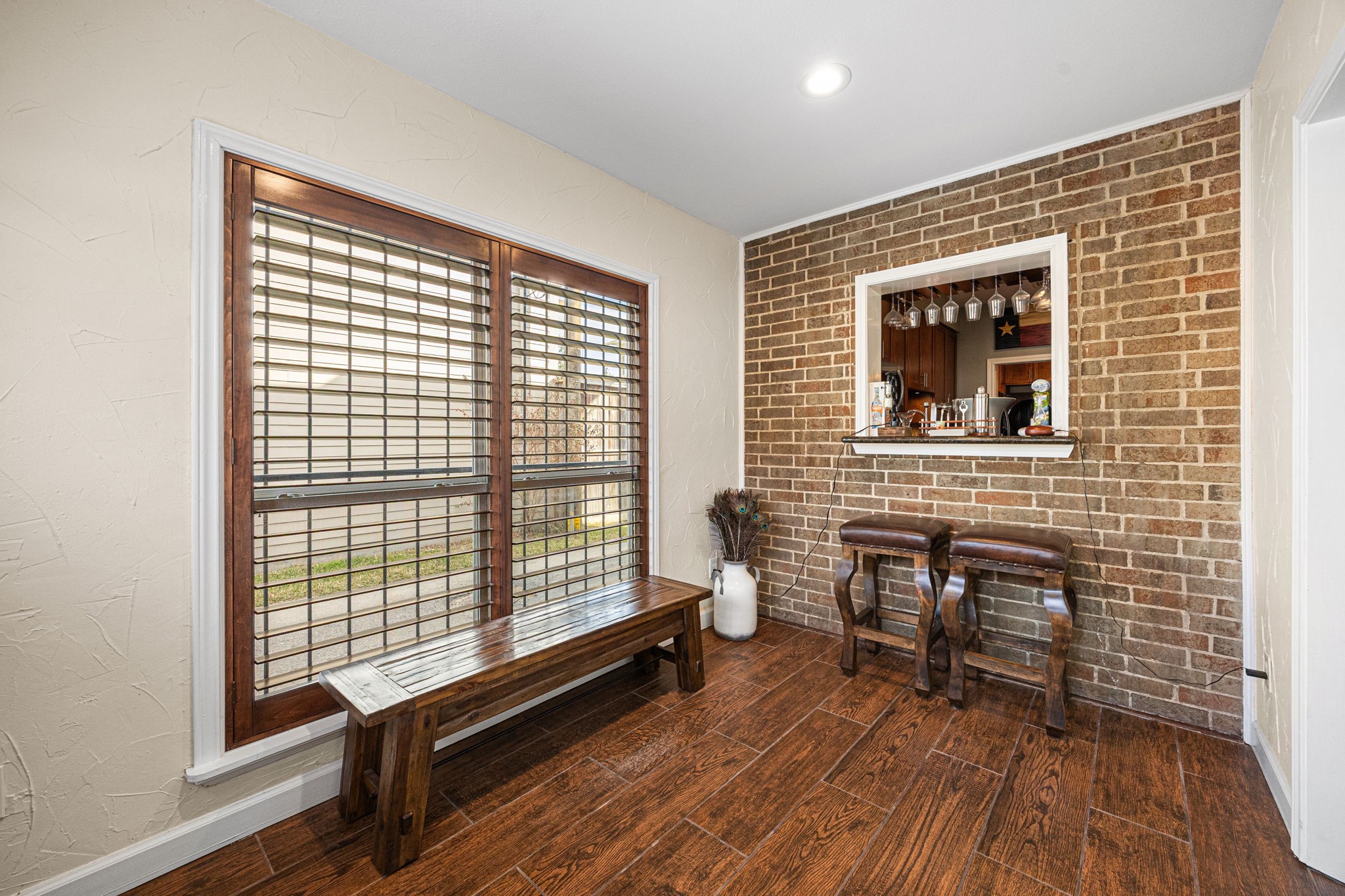 202 East 7th Street Houston, TX 77007 - Photo 5 of 27 Charming foyer with exposed brick accent wall and pass-through bar, ideal for morning coffee or hangout area.