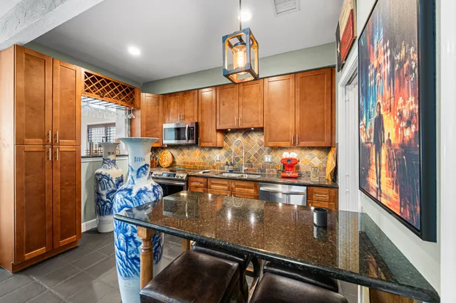 $5,000 | 202 East 7th Street, Houston, TX 77007