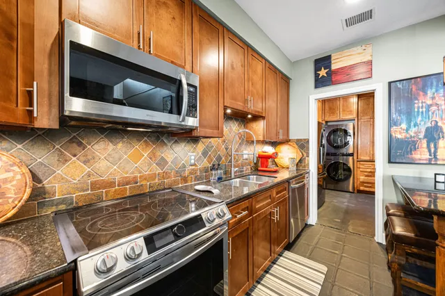 $5,000 | 202 East 7th Street, Houston, TX 77007