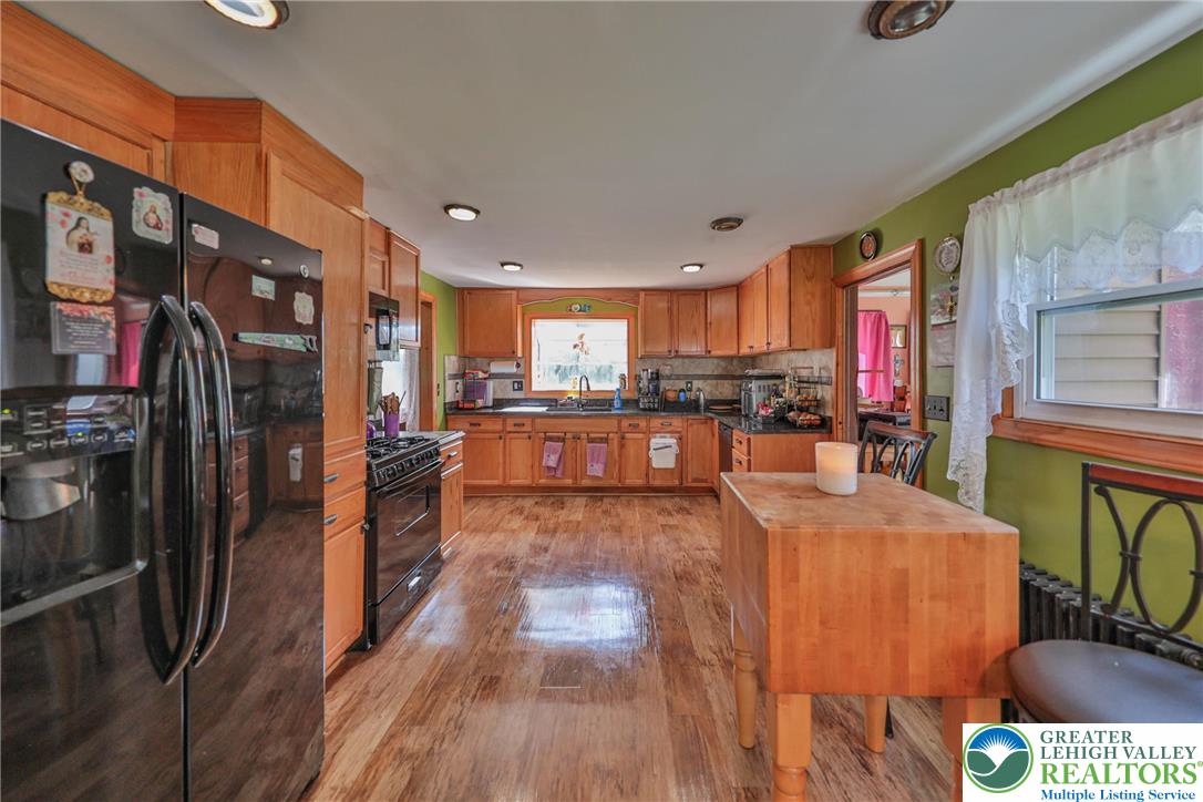 331 Cranberry Creek Road Cresco, PA 18326 - Photo 9 of 95 A cheerful kitchen awaits with ample wooden cabinetry and durable flooring.