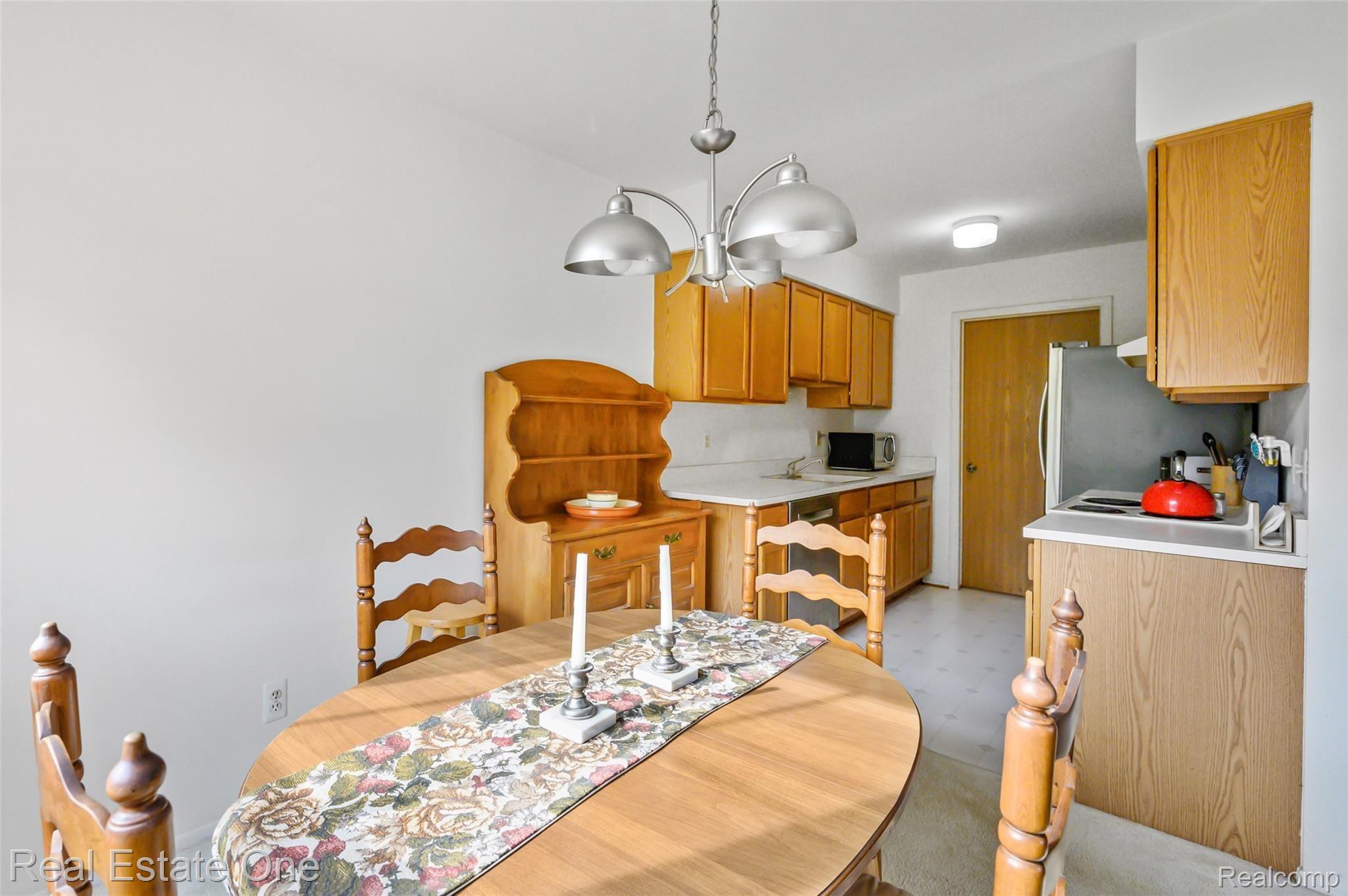 190 Pine Tree Ridge, Unit 4 Waterford, MI 48327 - Photo 10 of 23 190-Pine-Tree-Ridge-10.jpg