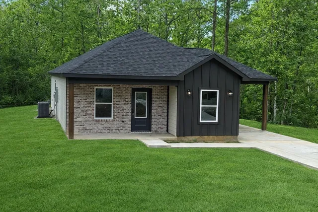 a view of a house with a yard