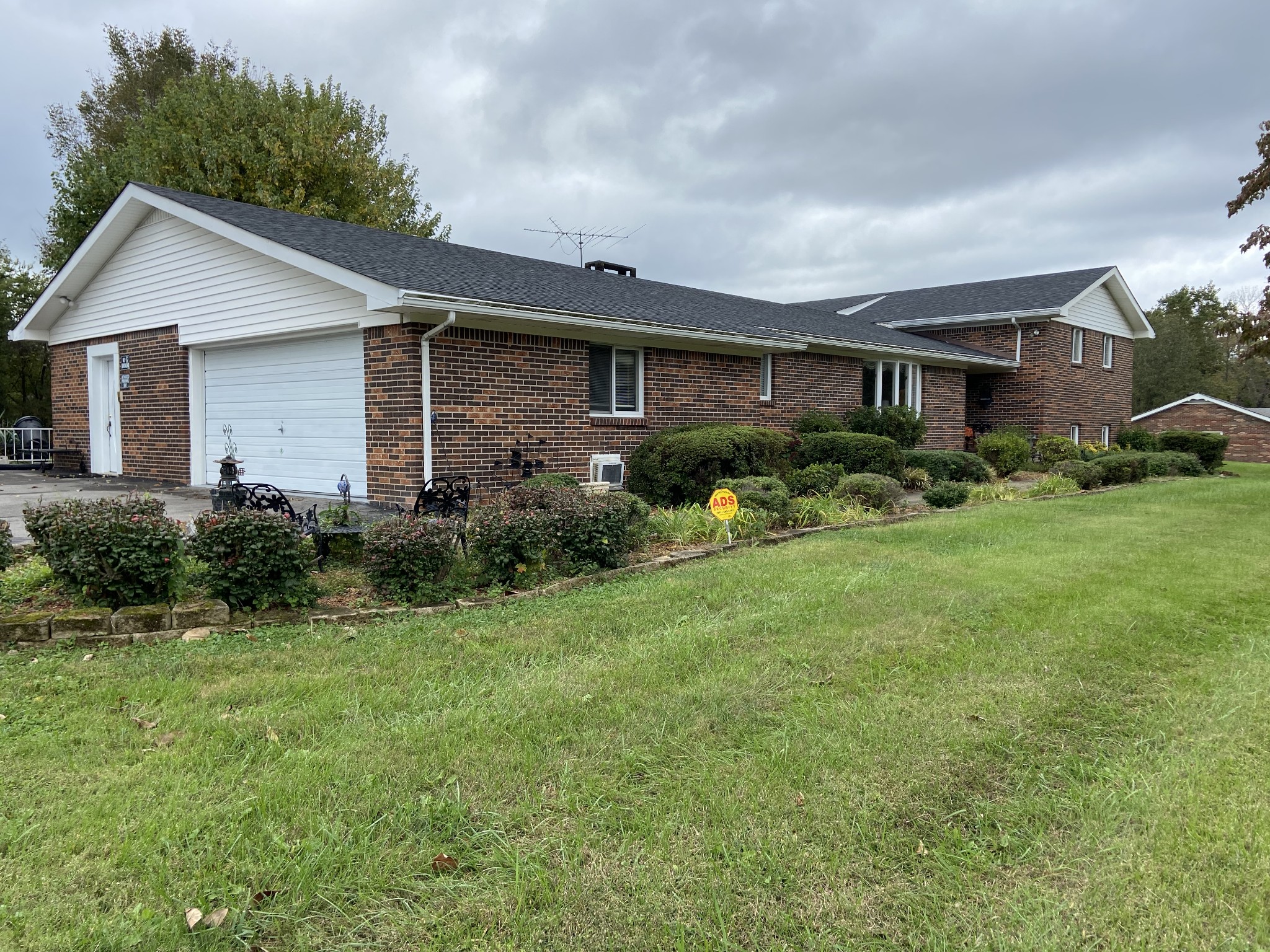 433 Bryan Road Clarksville, TN 37043 - Photo 2 of 15 a front view of a house with garden