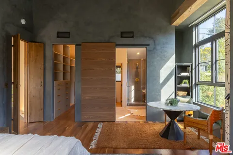 $3,200,000 | 21165 Entrada Road, Topanga, CA 90290