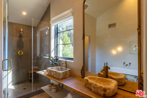 $3,200,000 | 21165 Entrada Road, Topanga, CA 90290
