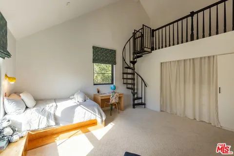 $3,200,000 | 21165 Entrada Road, Topanga, CA 90290