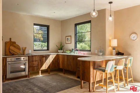 $3,200,000 | 21165 Entrada Road, Topanga, CA 90290