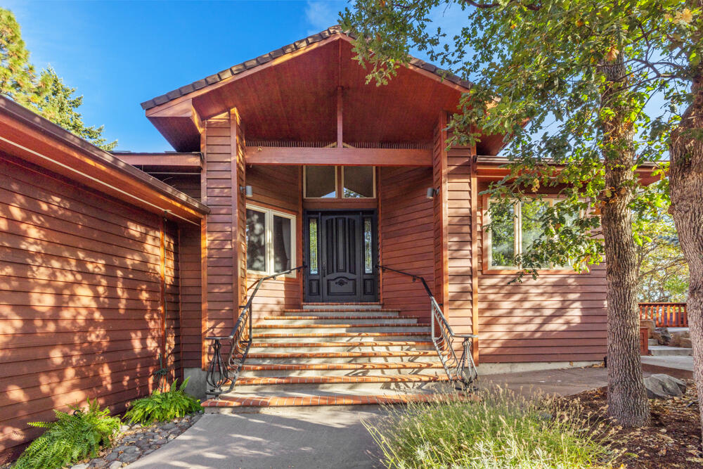 11147 Kestrel Road Klamath Falls, OR 97601 - Photo 2 of 66 Elegant Entrance