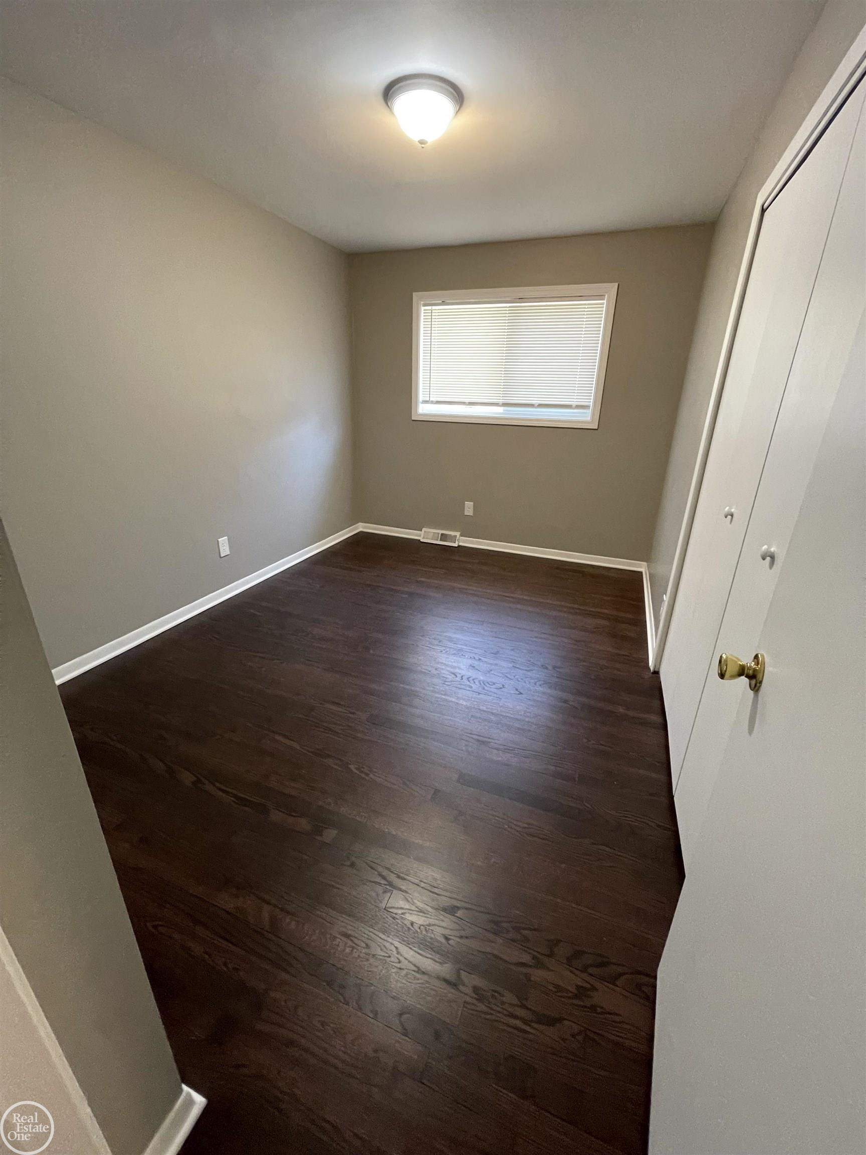 26404 Burg Road Warren, MI 48089 - Photo 8 of 35