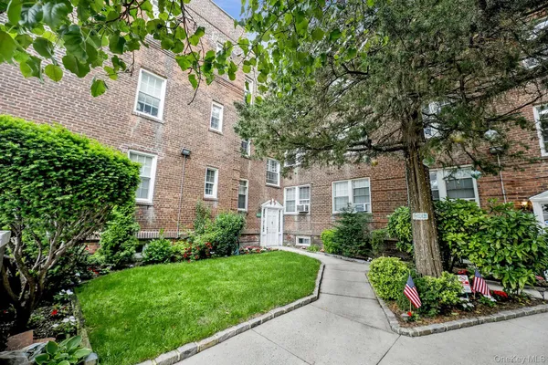$2,595 | 1 Ash Place, Unit 1C, Great Neck Plaza, NY 11021