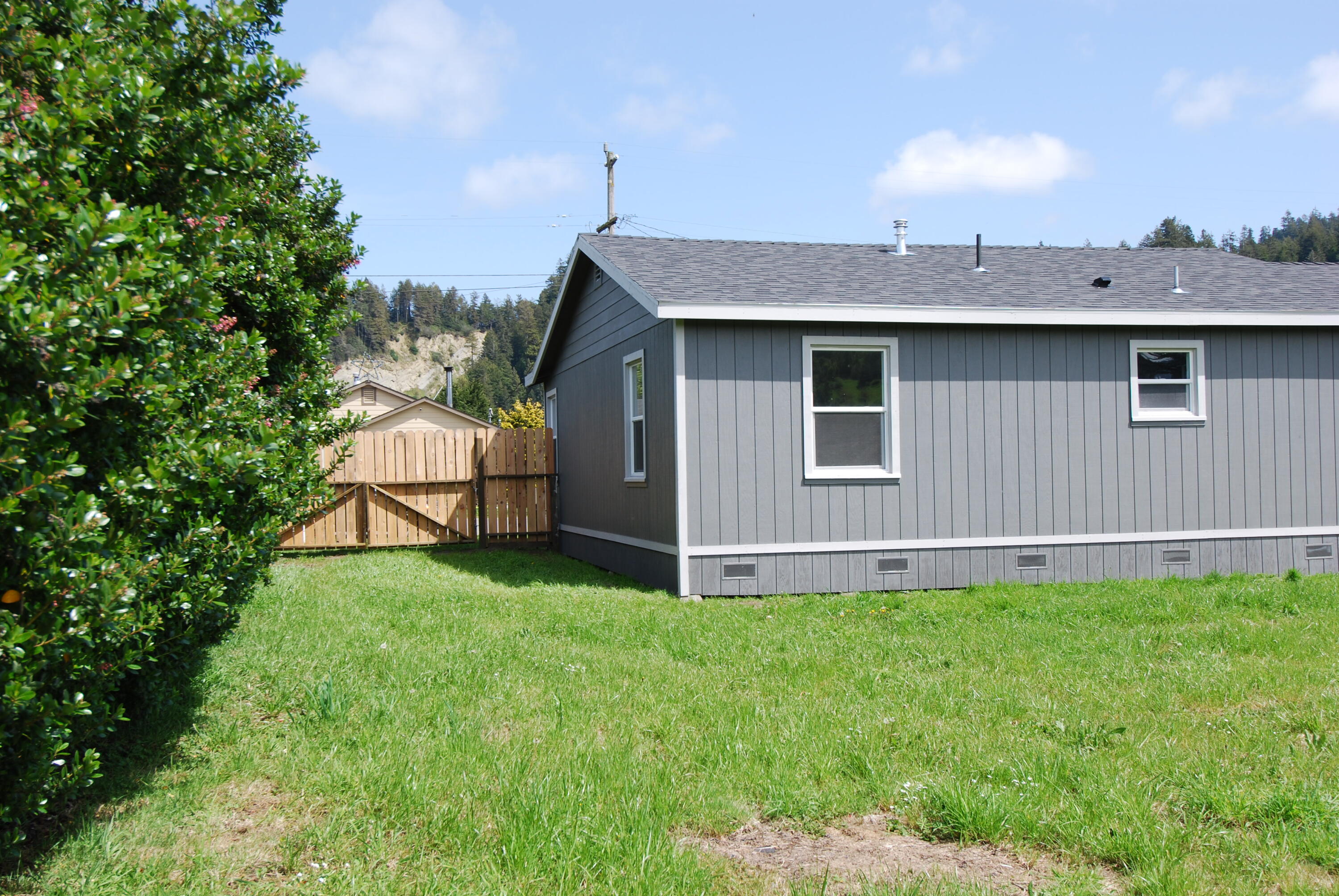 655 Rigby Avenue Rio Dell, CA 95562 - Photo 17 of 20 Side of House