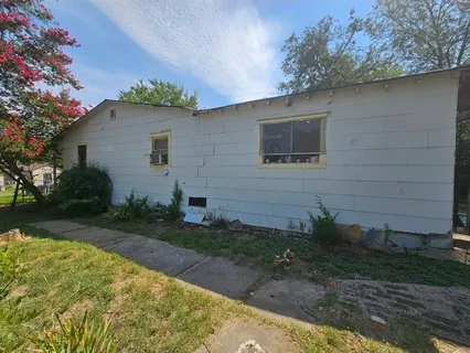 a backyard of a house with plants and trees